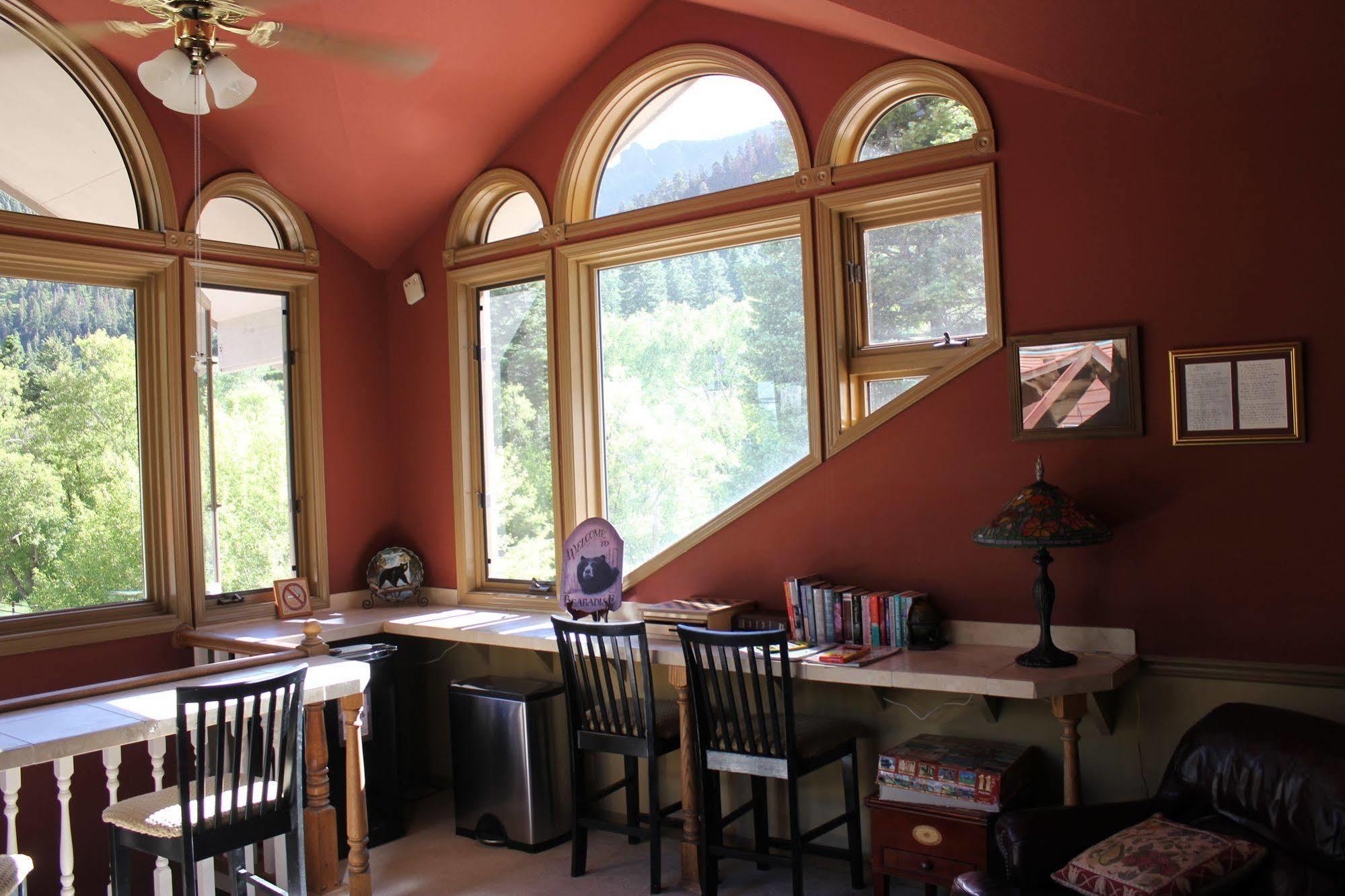 Black Bear Manor 2*